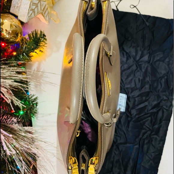 Sold ⚡️⚡️Authentic Prada Saffiano Lux  Tote Bag - Picture 7 of 16